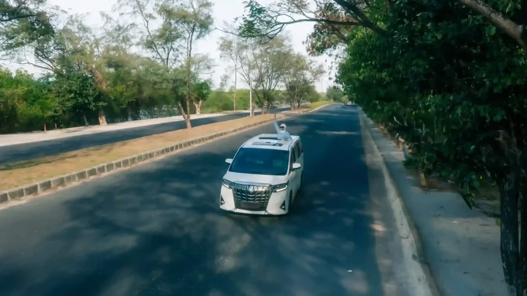 Foto udara Toyota Alphard melaju di jalan raya Bali