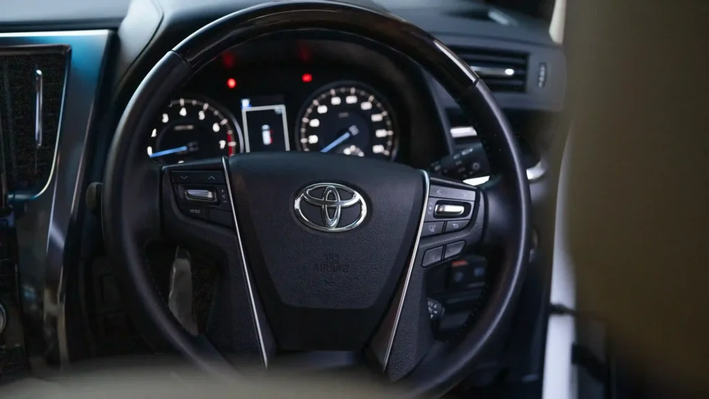 Setir dan panel instrumen Toyota Alphard dari sisi pengemudi