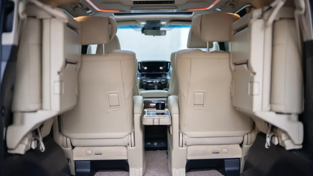 Captain seat baris kedua Toyota Alphard dengan sandaran kulit krem