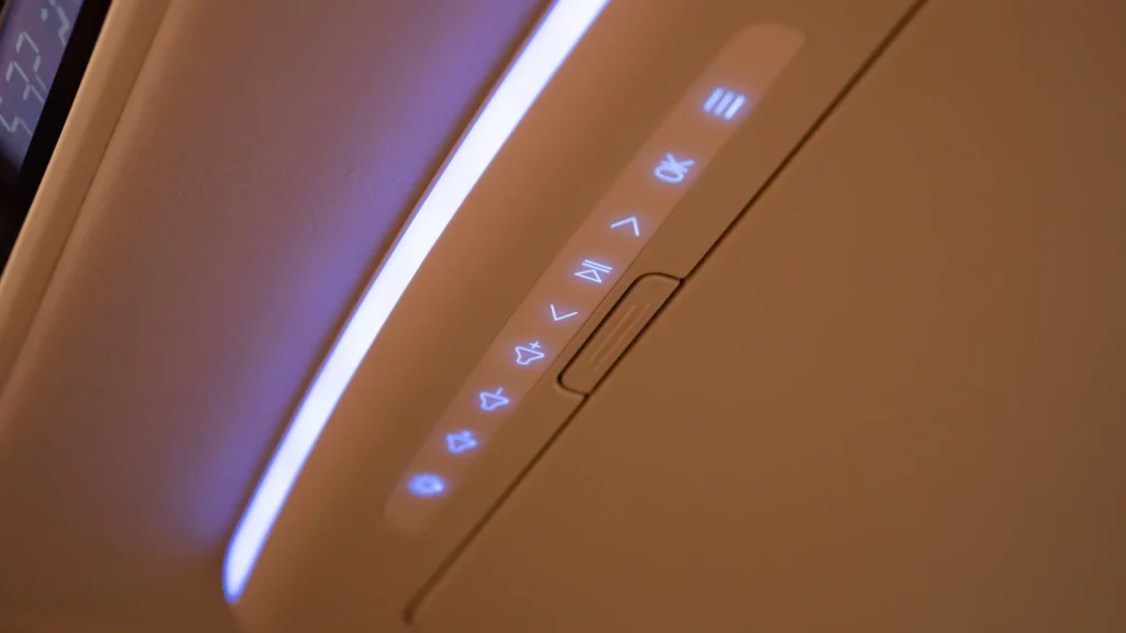 Panel kontrol ambient lighting di kabin Toyota Alphard
