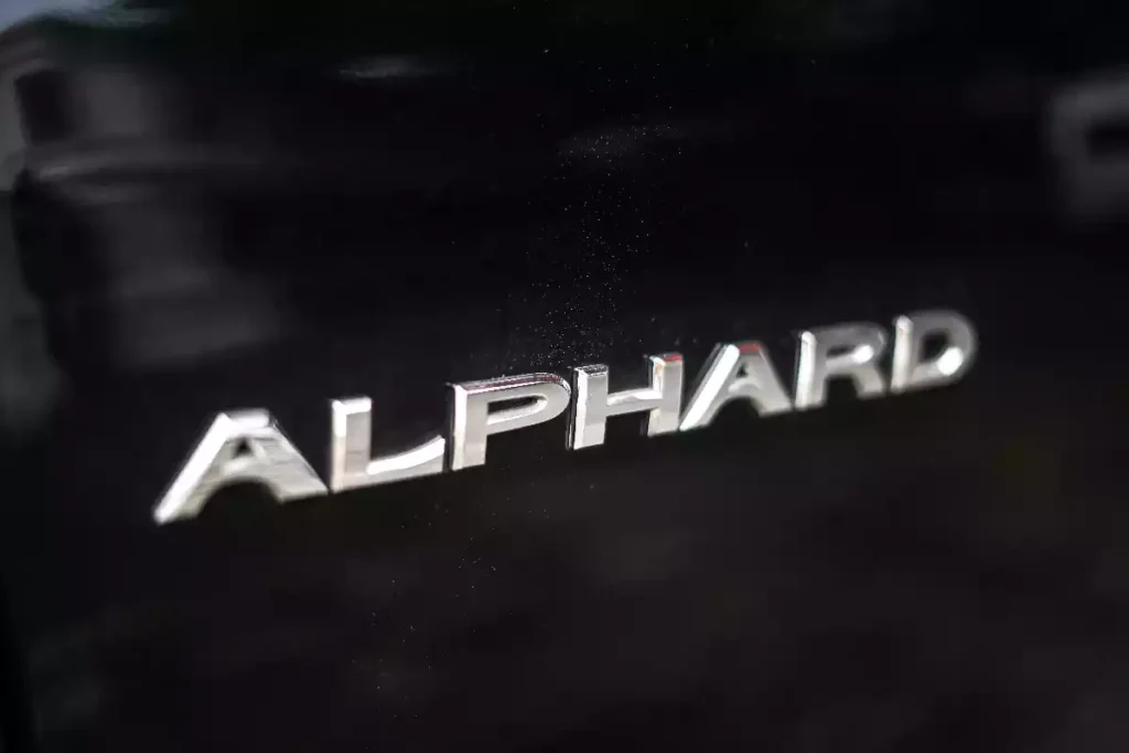 Emblem chrome ALPHARD pada bodi mobil hitam